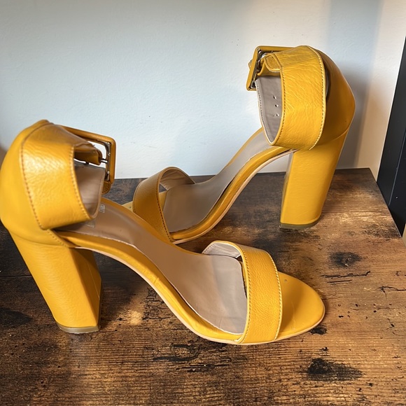 Gorgeous Vita Bella Artisan Heels - Picture 2 of 3